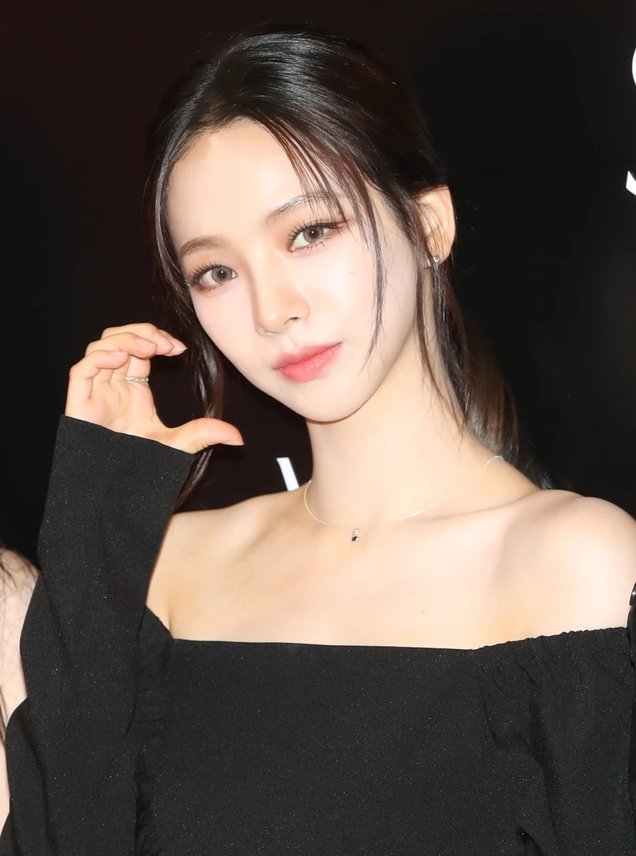 초미니 원피스를 입고 행사에 참석한 에스파 카리나