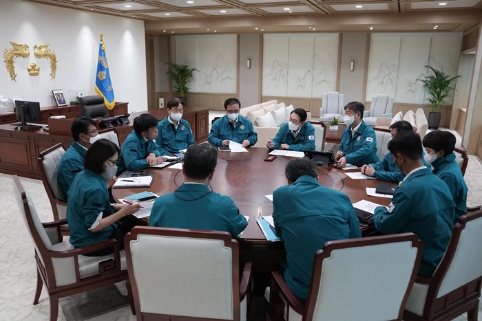 새로 디자인된 민방위복을 입고 회의 중인 윤석열 정부 인사들