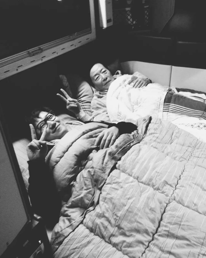 조우종이 부친과 다정하게 사진을 찍었다.