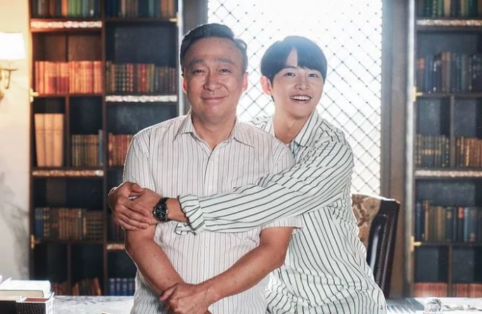 왼쪽은 '진양철 회장'을 여기한 배우 이성민