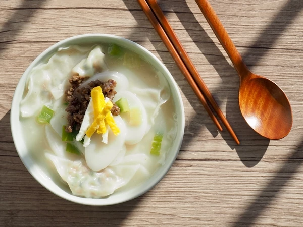 떡국 자료 사진 / sungsu han-이하 Shutterstock.com
