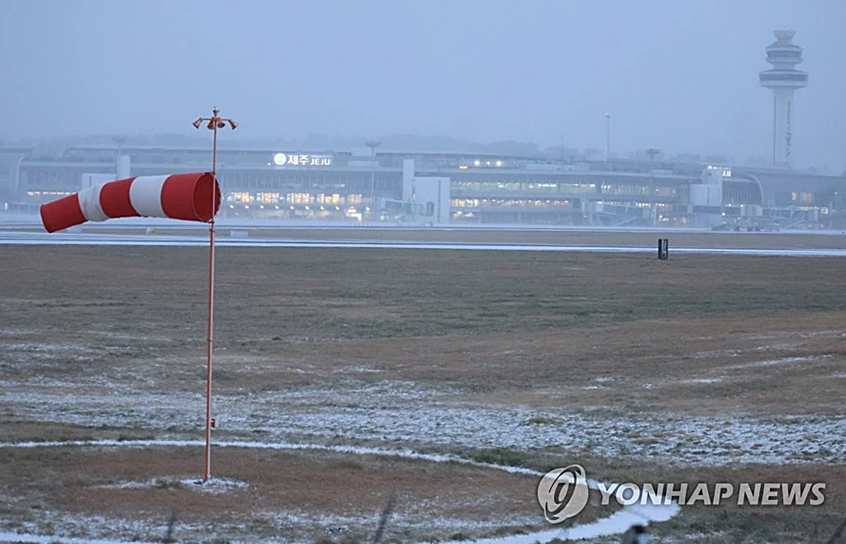 24일 오전 제주공항 활주로에 세찬 눈보라가 몰아치고 있다 / 이하 연합뉴스