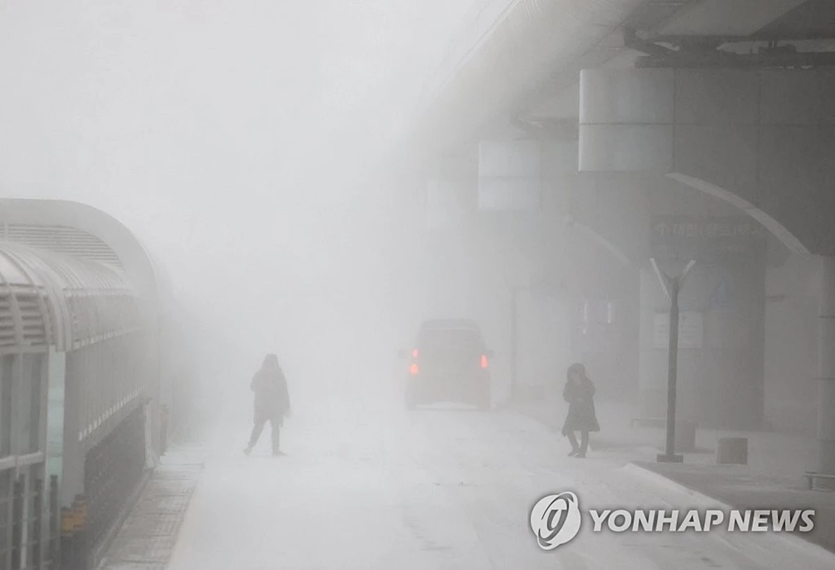 24일 오전 제주공항 앞 도로에 눈보라가 휘몰아치고 있다