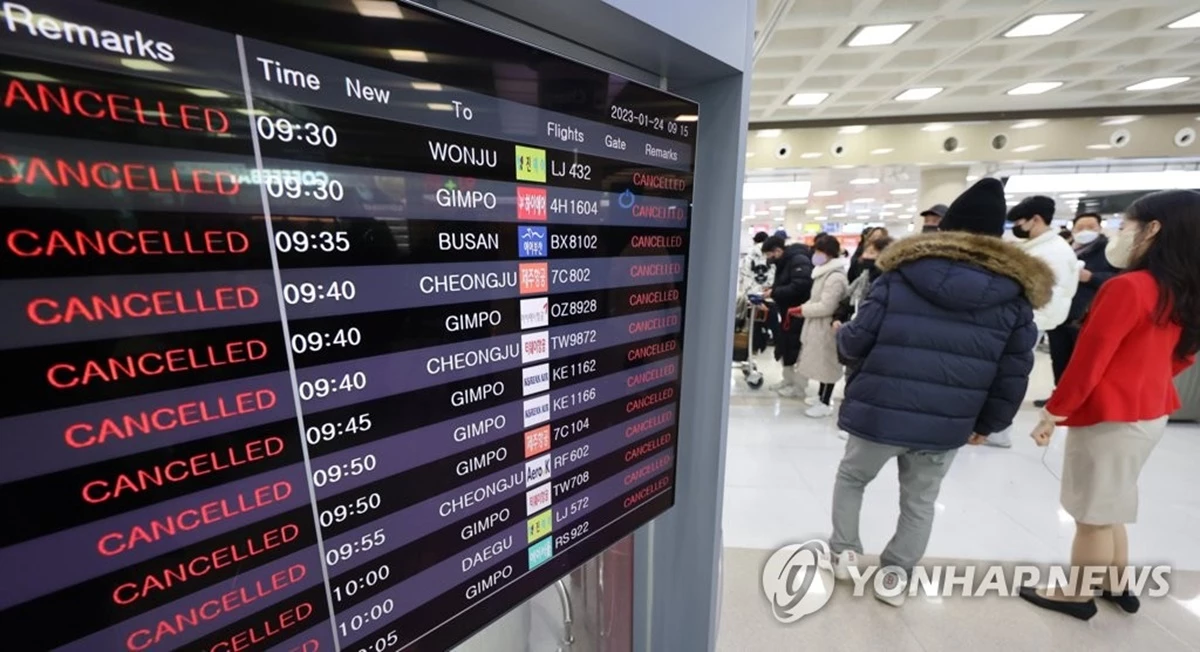 24일 오전 제주공항 출발층 안내판이 결항을 알리고 있다