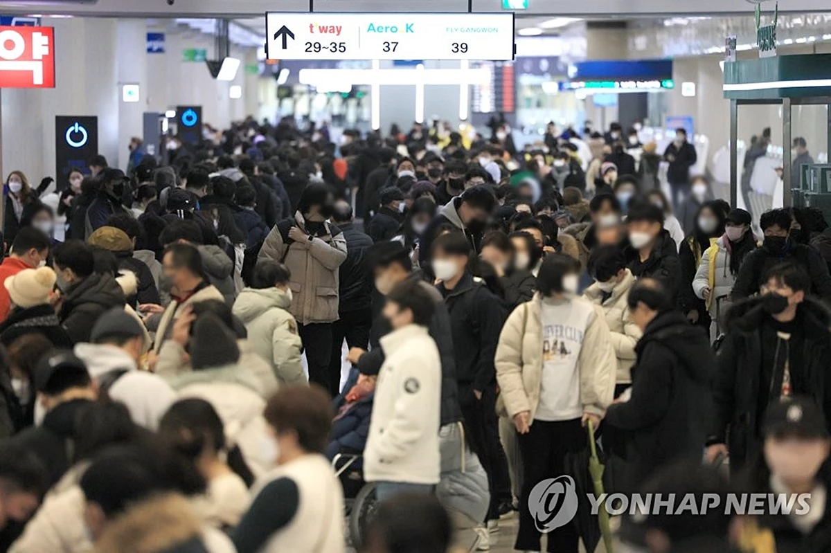 24일 오전 제주공항에서 승객들이 대기표를 구하기 위해 길게 줄을 서 있다