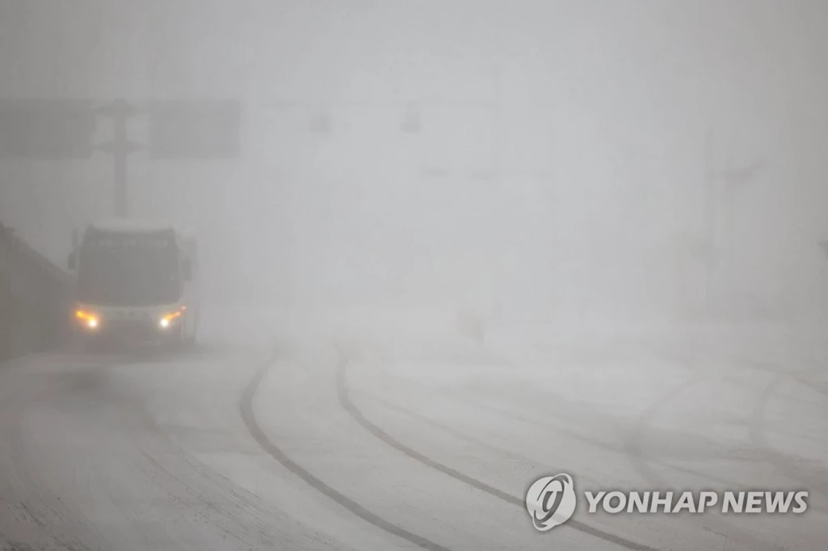 24일 오전 제주공항 앞 도로에 눈보라가 휘몰아치고 있다