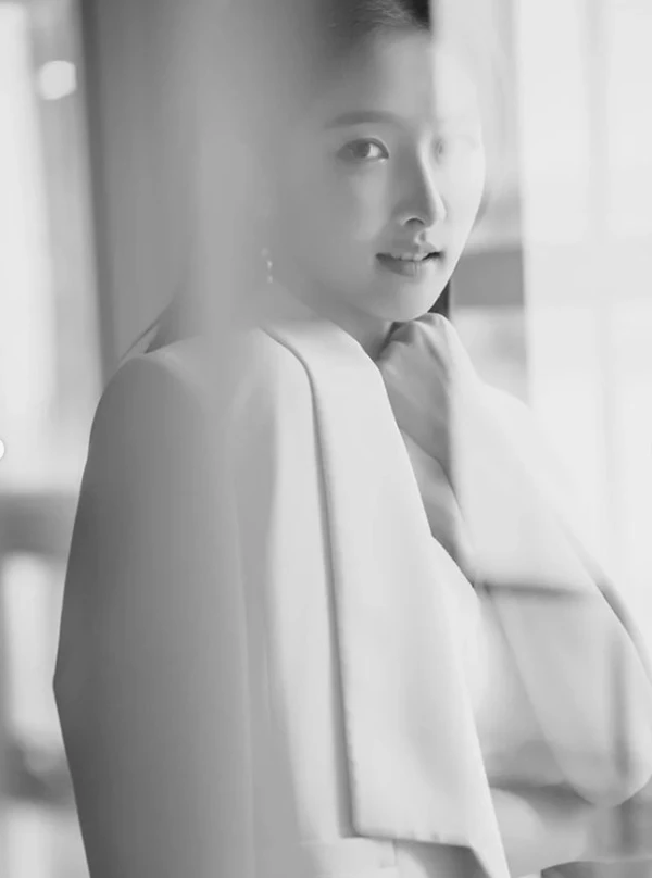 이하 남지현이 흑백 필터로 우아하면서 고혹적인 분위기를 풍기고 있다.