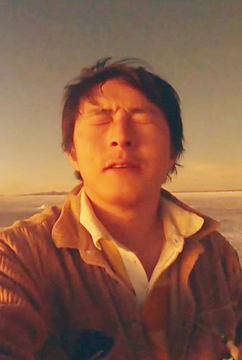 기안84가 말하다 눈을 지그시 감고 있다