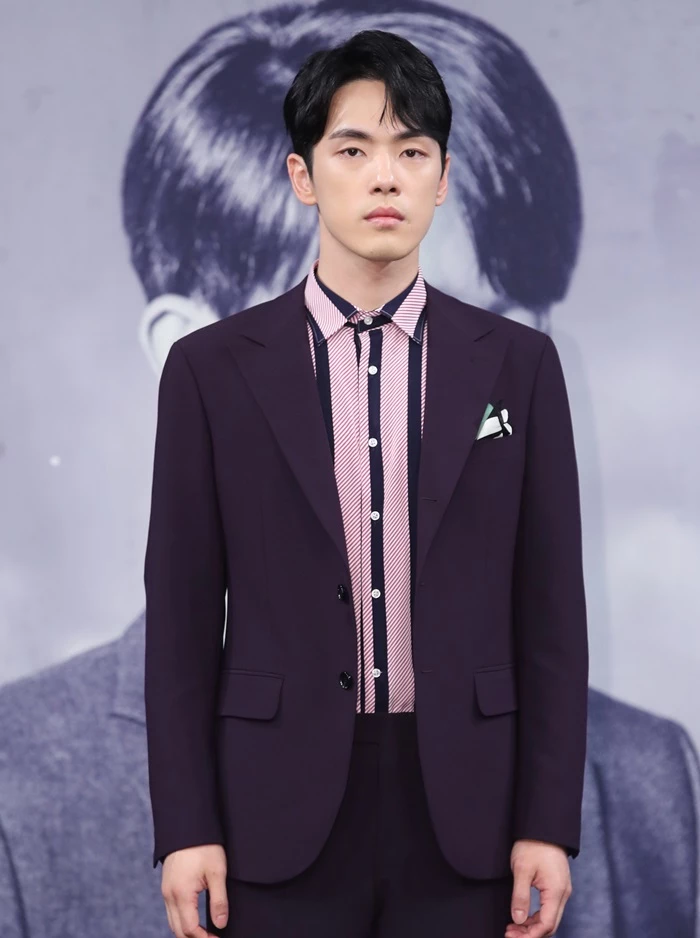 굳은 표정의 김정현