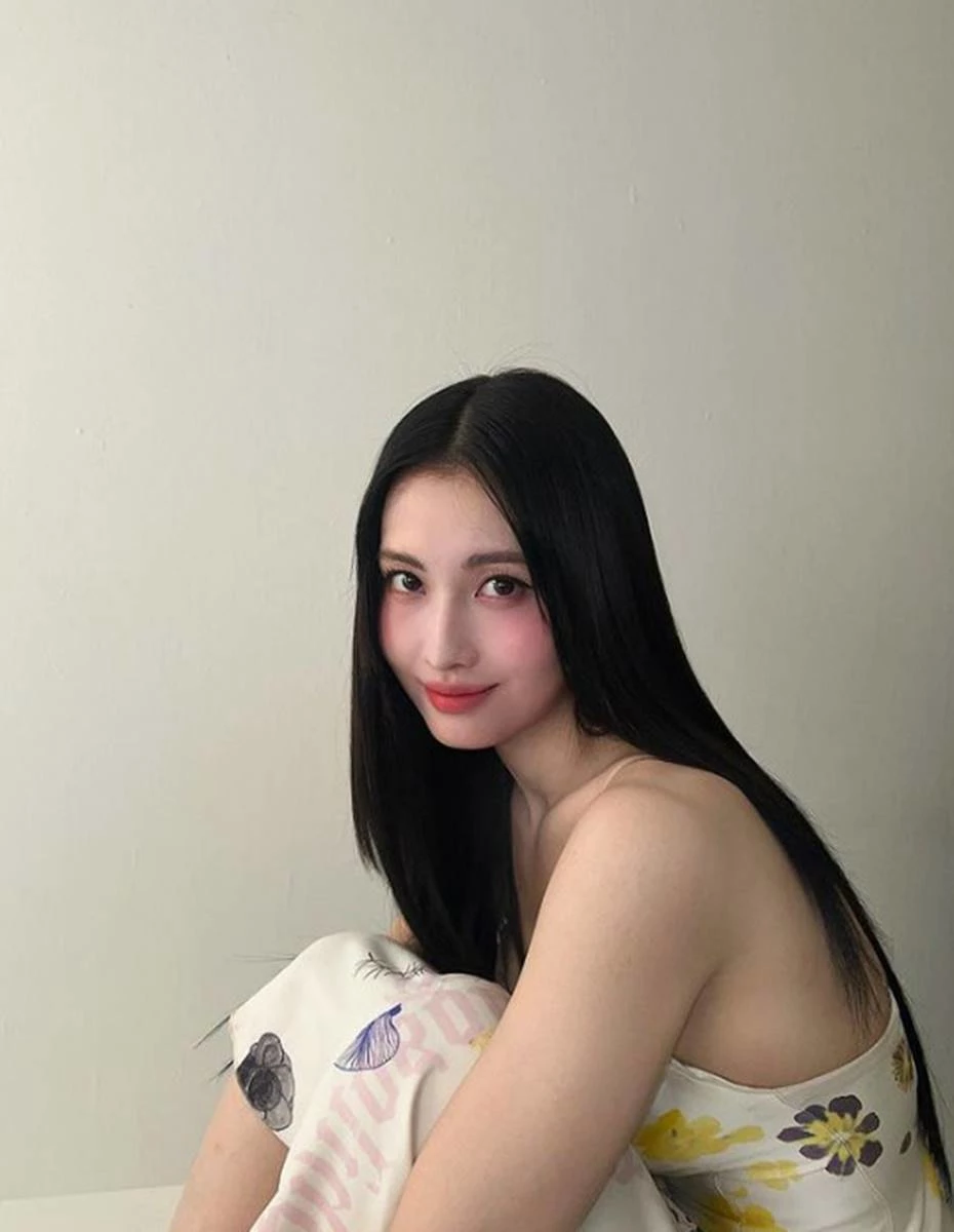 사뭇 다른 매력의 모모