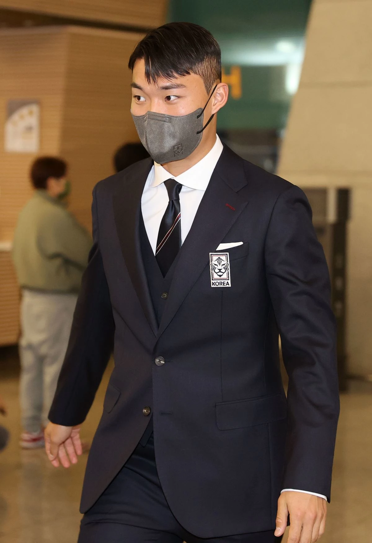 대한민국 축구국가대표팀 오현규가 카타르 출국을 위해 지난해 11월 13일 오후 인천국제공항에 도착하고 있다. / 이하 뉴스1