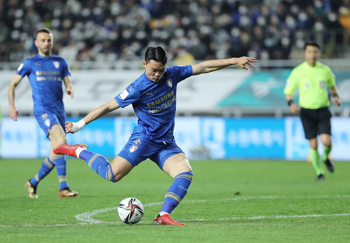 지난해 4월 5일 오후 경기도 수원시 팔달구 수원월드컵경기장에서 열린 프로축구 ‘하나원큐 K리그 2022’ 수원 삼성 블루윙즈와 전북 현대 모터스의 경기에서 수원 오현규가 슈팅을 하고 있다.