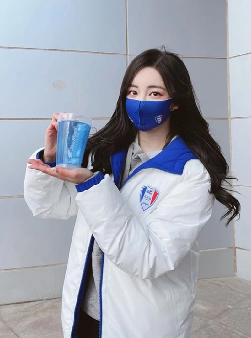 수원 삼성 블루윙즈 굿즈를 착용한 곽민선 / 이하 곽민선 인스타그램