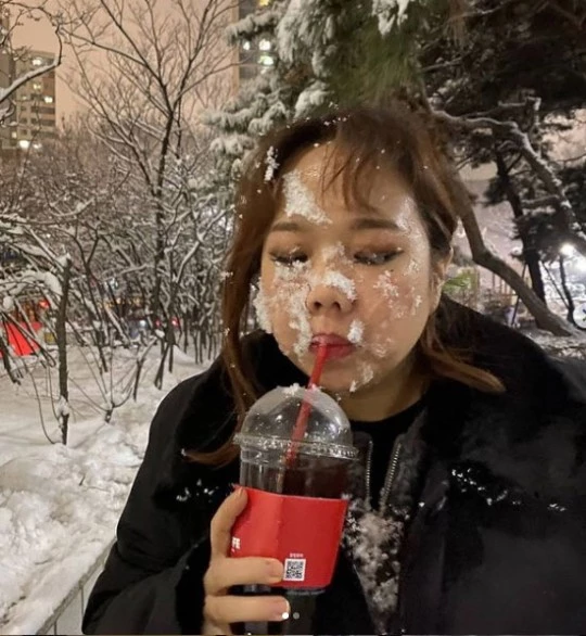 한겨울에 아이스 아메리카노를 먹고 있는 홍현희 / 홍현희 인스타그램