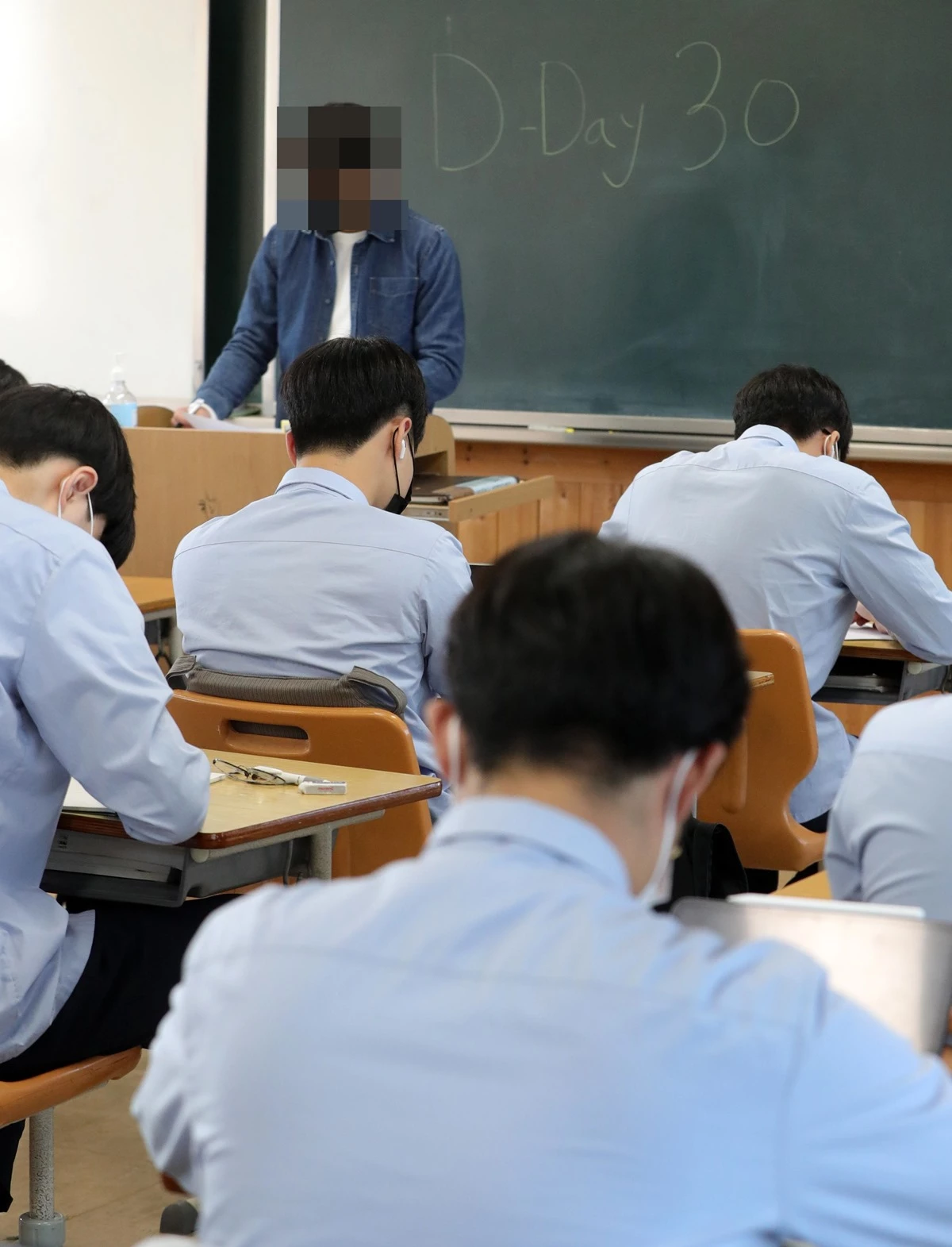 한 고등학교 3학년 교실에서 수험생들이 공부에 전념하고 있다. / 뉴스1