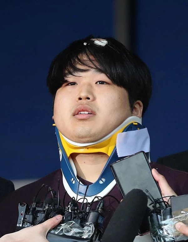 지난 2020년 조주빈이 서울 종로구 종로경찰서에서 얼굴을 드러내고 피해자들에게 사과했다. / 이하 뉴스 1