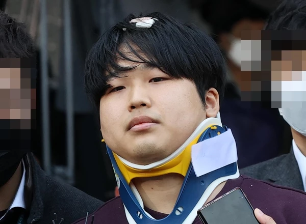 지난 2020년 '박사방' 운영자 조주빈이 서울 종로구 종로경찰서 유치장에서 나와 검찰로 송치되고 있다.
