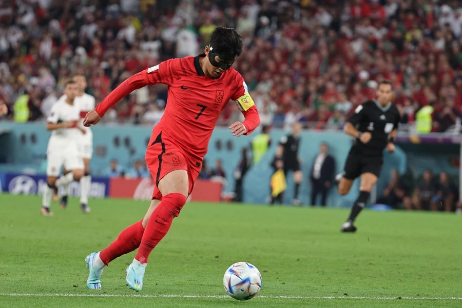 지난달 2일 오후(현지 시각) 카타르 알라이얀 에듀케이션 시티 스타디움에서 열린 2022 카타르 월드컵 조별리그 H조 3차전 대한민국과 포르투갈의 경기에서 대한민국 손흥민이 슈팅을 시도하고 있다. / 이하 뉴스1