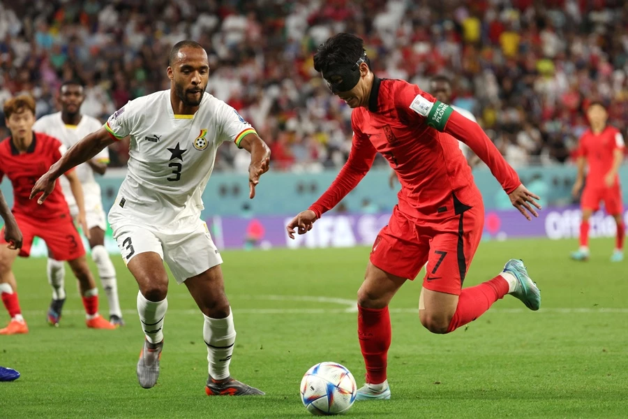 지난해 11월 28일 오후(현지 시각) 카타르 알라이얀 에듀케이션 시티 스타디움에서 열린 2022 카타르 월드컵 조별리그 H조 2차전 대한민국과 가나의 경기에서 대한민국 손흥민이 상대 문전을 향해 돌파를 시도하고 있다.