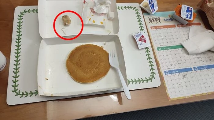고객이 한 김포 맛집 온라인 커뮤니티에 맥머핀에서 나온 이물질을 찍어 공개했다. / 이하 김포 맛집 관련 네이버 카페