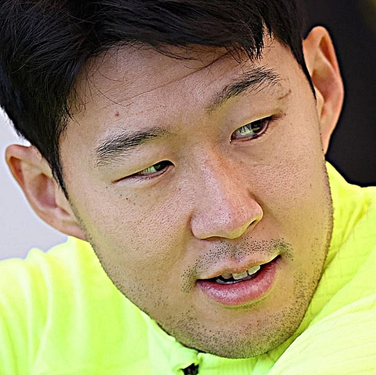 해당 사진을 확대했다. 수염이 덥수룩해진 손흥민