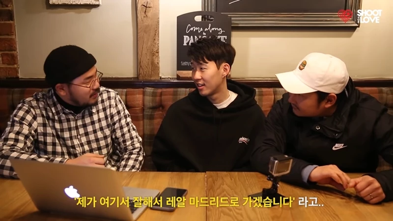 이천수(오른쪽)의 과거 발언을 전해 들은 손흥민(가운데)의 반응 / 이하 유튜브 '슈포러브'