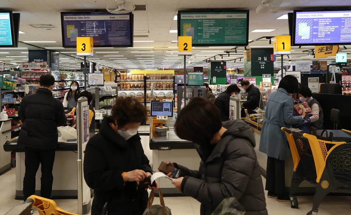 전국을 휩쓴 한파와 제주 지역 폭설로 당근, 오이, 대파 등 물가가 급등하는 가운데 31일 오전 서울 시내 한 대형마트에서 시민들이 계산하고 있다.  / 뉴스1