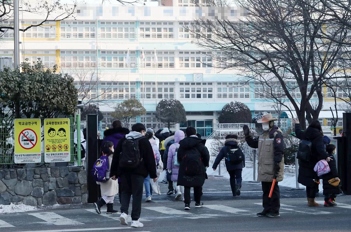 27일 서울시내 한 초등학교에서 학생들이 등교하고 있다 / 뉴스1