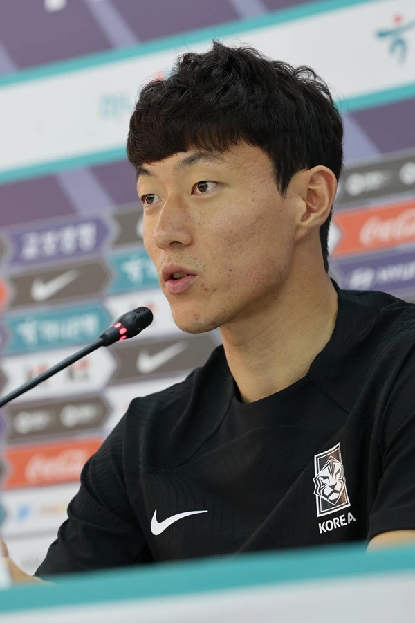 황의조가 지난해 11월 카타르 도하 알 에글라 트레이닝센터에서 가진 첫 훈련에 앞서 취재진과 인터뷰를 하고 있다. / 이하 뉴스 1
