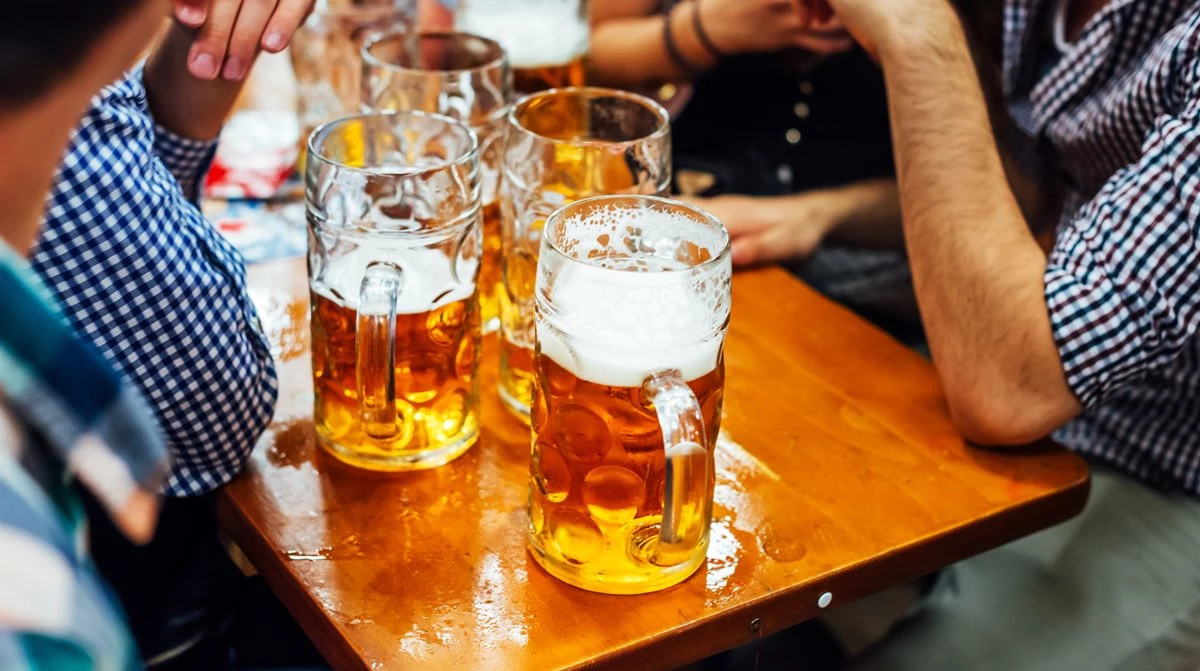 맥주 마시는 사람들 자료사진 / shutterstock-katjen