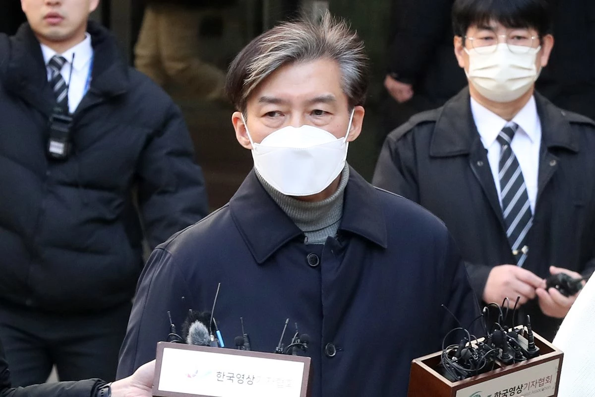자녀 입시비리와 유재수 전 부산시 경제부시장 감찰 무마 혐의로 재판에 넘겨진 조국 전 법무부 장관이 3일 오후 서울 서초구 서울지방법원에서 열린 1심 선고 공판에서 징역 2년을 선고 받은 뒤 법원을 나서고 있다.  / 이하 뉴스1