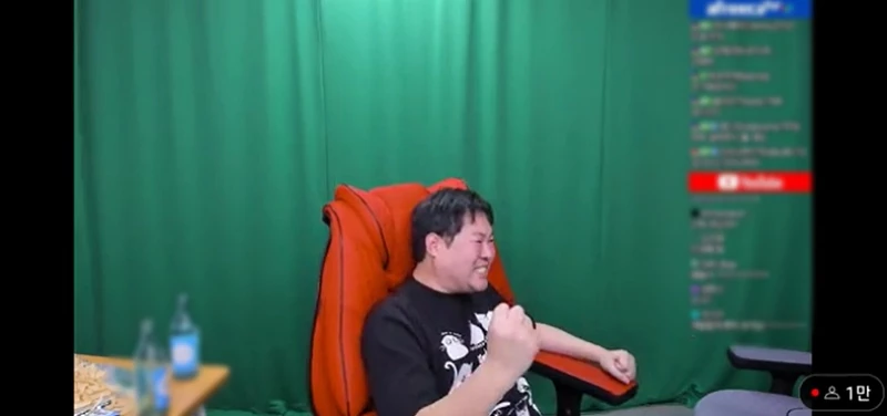 지난 1일 아프리카TV, 유튜브 동시 방송을 진행한 감스트(김인직)가 생방송 도중 눈물을 흘리고 있다. / 이하 디시인사이드 갤러리-유튜브 '감스트 GAMST'