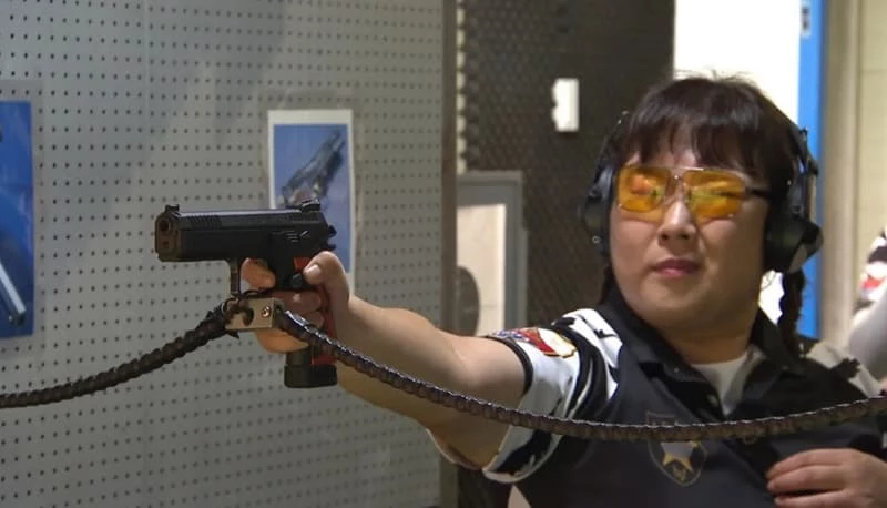 사격 훈련 중인 개그우먼 김민경 / 김민경 인스타그램