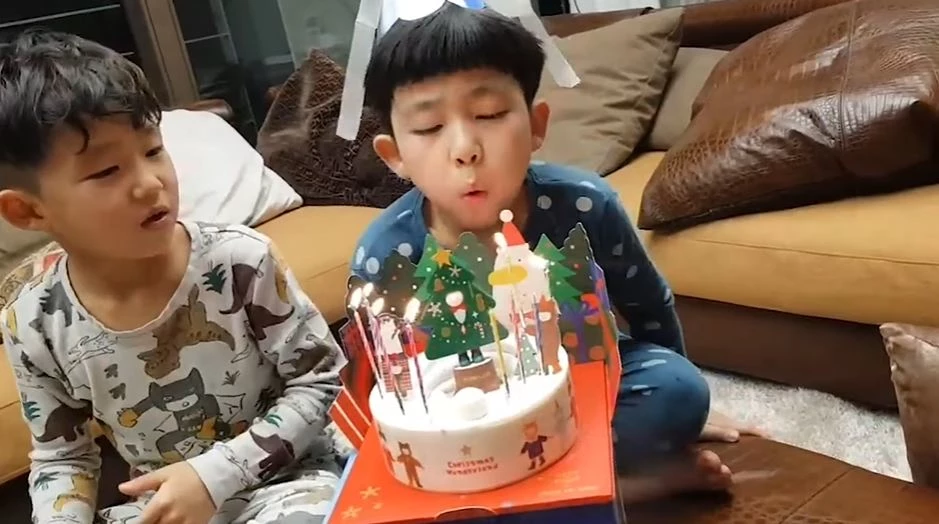 생일을 맞아 제주도 숙소에서 축하 파티하는 우경 군 / 이하 유튜브 '롱롱언니이지현 : : LONGLONG SISTER'