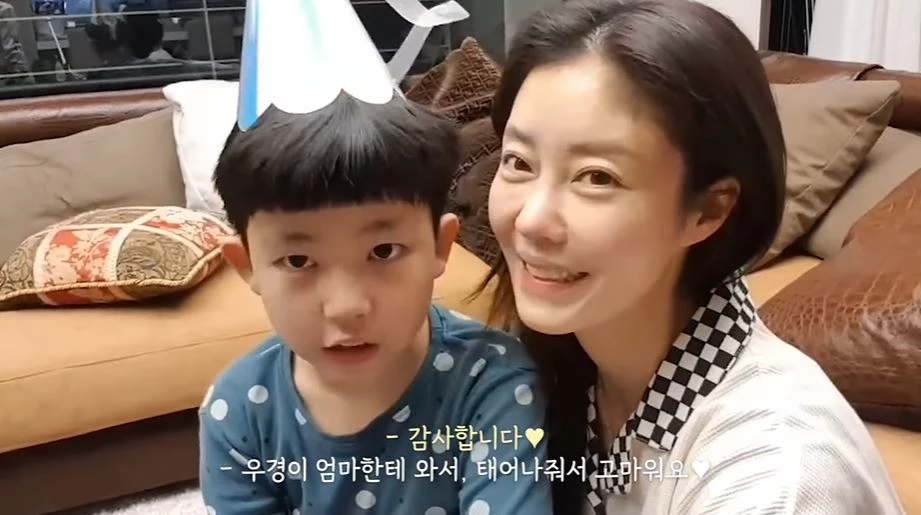 엄마 이지현에게 애정 표현하는 우경 군