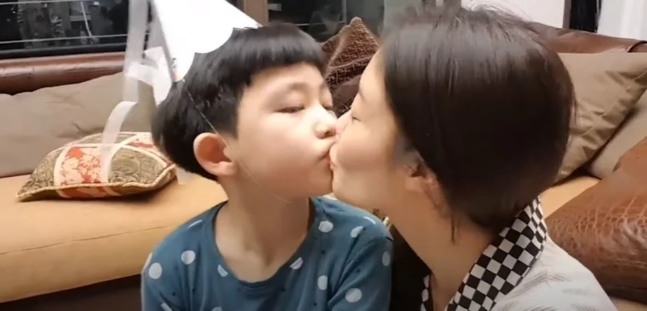 이지현에게 뽀뽀하는 아들 우경 군