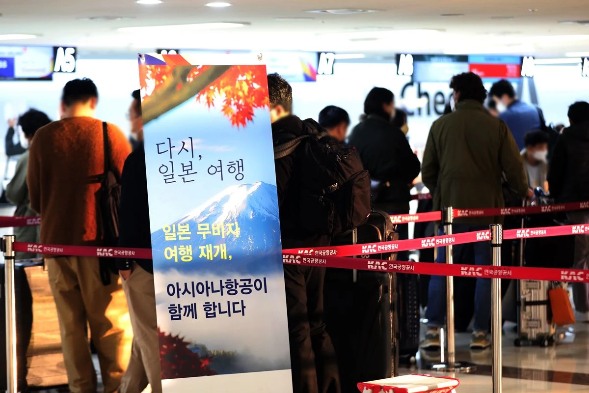 지난해 10월 11일 오전 서울 강서구 김포공항 국제선 출국장에서 일본으로 향하는 승객들이 탑승수속을 기다리고 있다. / 뉴스1