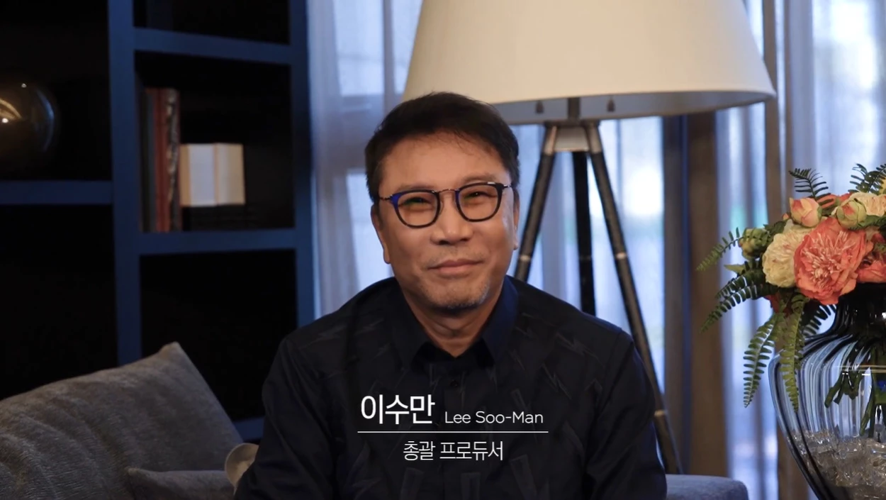 이수만 SM 총괄 프로듀서가 지난해 1월 온라인 중계로 진행된 SM타운 라이브 '컬처 휴머니티'Culture Humanity' 콘서트에서 화상으로 인사말을 하고 있다. / SM엔터테인먼트