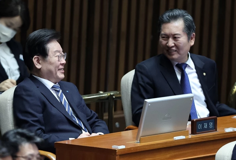 이재명 더불어민주당 대표와 정청래 의원이 6일 오후 서울 영등포구 여의도 국회에서 열린 제403회 국회(임시회) 제2차 본회의 ‘정치·외교·통일·안보’ 분야 대정부 질문에서 대화하고 있다.