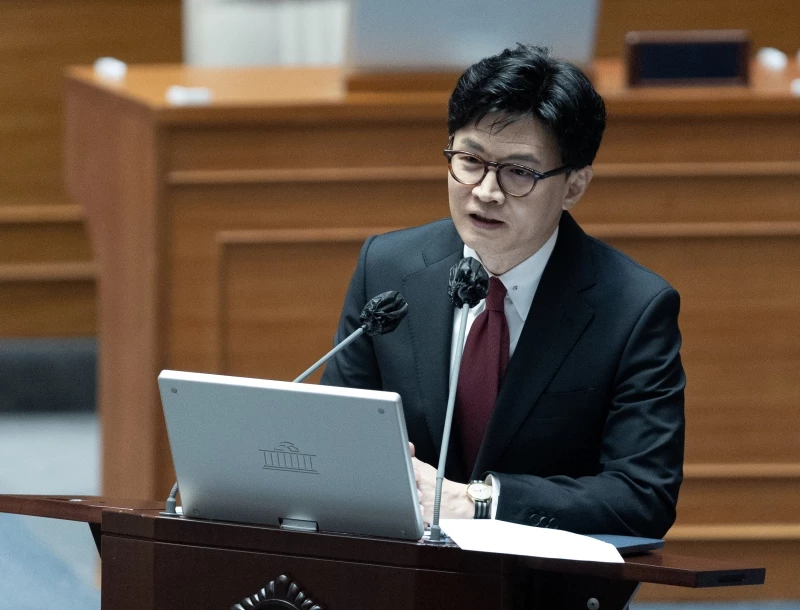 한동훈 법무부 장관이 6일 서울 영등포구 여의도 국회에서 열린 정치·외교·통일·안보 분야 대정부질문에서 의원 질의에 답하고 있다.