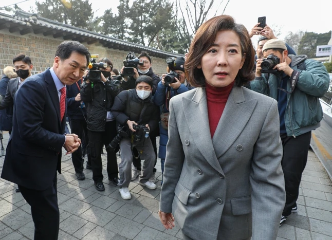 국민의 힘 나경원 전 의원이 7일(오늘) 오후 당 대표 선거에 출마한 김기현 후보를 만나 지지 의사를 밝힌 직후 돌아서 이동하는 모습과 뒤에서 나 전 의원을 바라보는 김기현 후보의 표정이 묘한 대조를 이루고 있다. 이 사진 한 장은 이날 온라인 커뮤니티를 뜨겁게 달궜다. / 이하 뉴스1