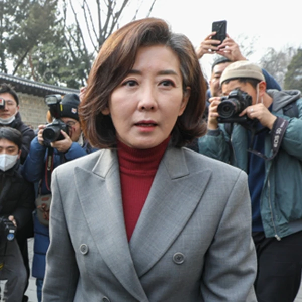 나경원 전 의원이 밝은 모습으로 이동하고 있다