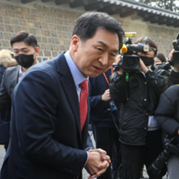 국민의 힘 대표 경선에 나서는 김기현 후보가 약간 상체를 낮춘 채 돌아서 나가는 나경원 전 의원을 물끄러미 바라보고 있다.