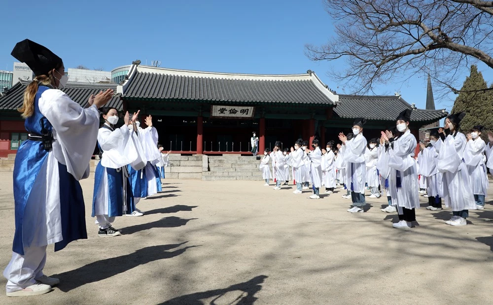 지난해 3월 6일 오후 서울 종로구 성균관대학교에서 열린 '2022 신방례'에서 신입생들과 재학생들이 인사를 나누고 있다. / 뉴스1
