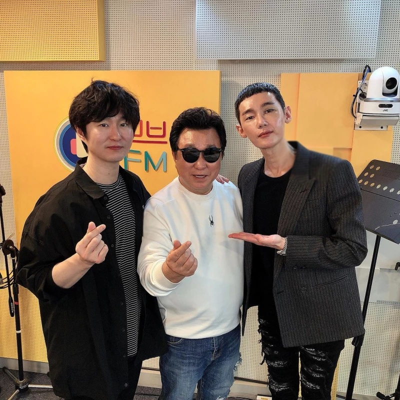 허지웅이 8일 인스타그램에 올린 사진. (왼쪽부터) 임영식, 임하룡과 기념사진을 남긴 허지웅