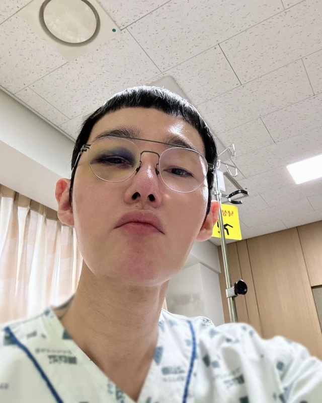 지난달 미끄럼 사고로 얼굴을 다친 허지웅. 수술 당일인 지난달 27일 인스타그램을 통해 공개한 사진