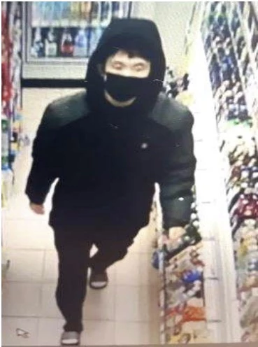 8일 오후 10시 52분쯤 인천 계양구 한 편의점에서 직원을 살해하고 도주한 32세 남성. 사진은 범행 당시 폐쇄회로(CC) TV 화면에 찍힌 모습 / 이하 연합뉴스-인천보호관찰소 서부지소 제공