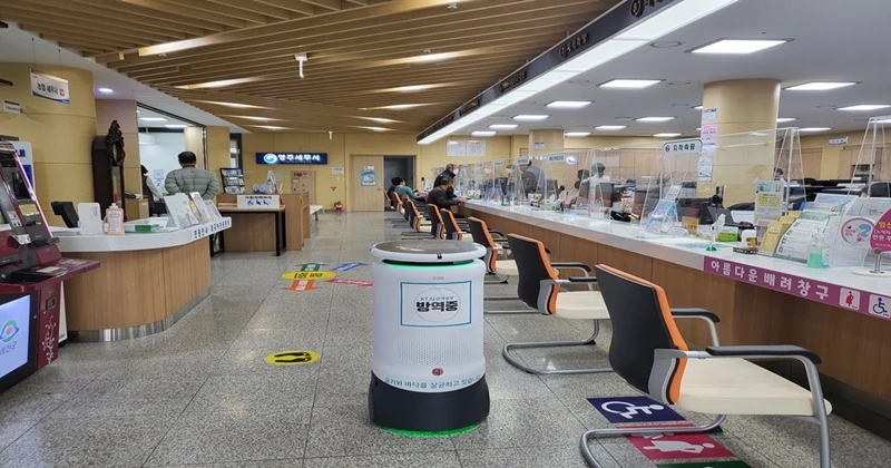 KT AI 방역로봇이 예천군 민원실에서 소독살균 중이다 / KT 대구경북광역본부 제공