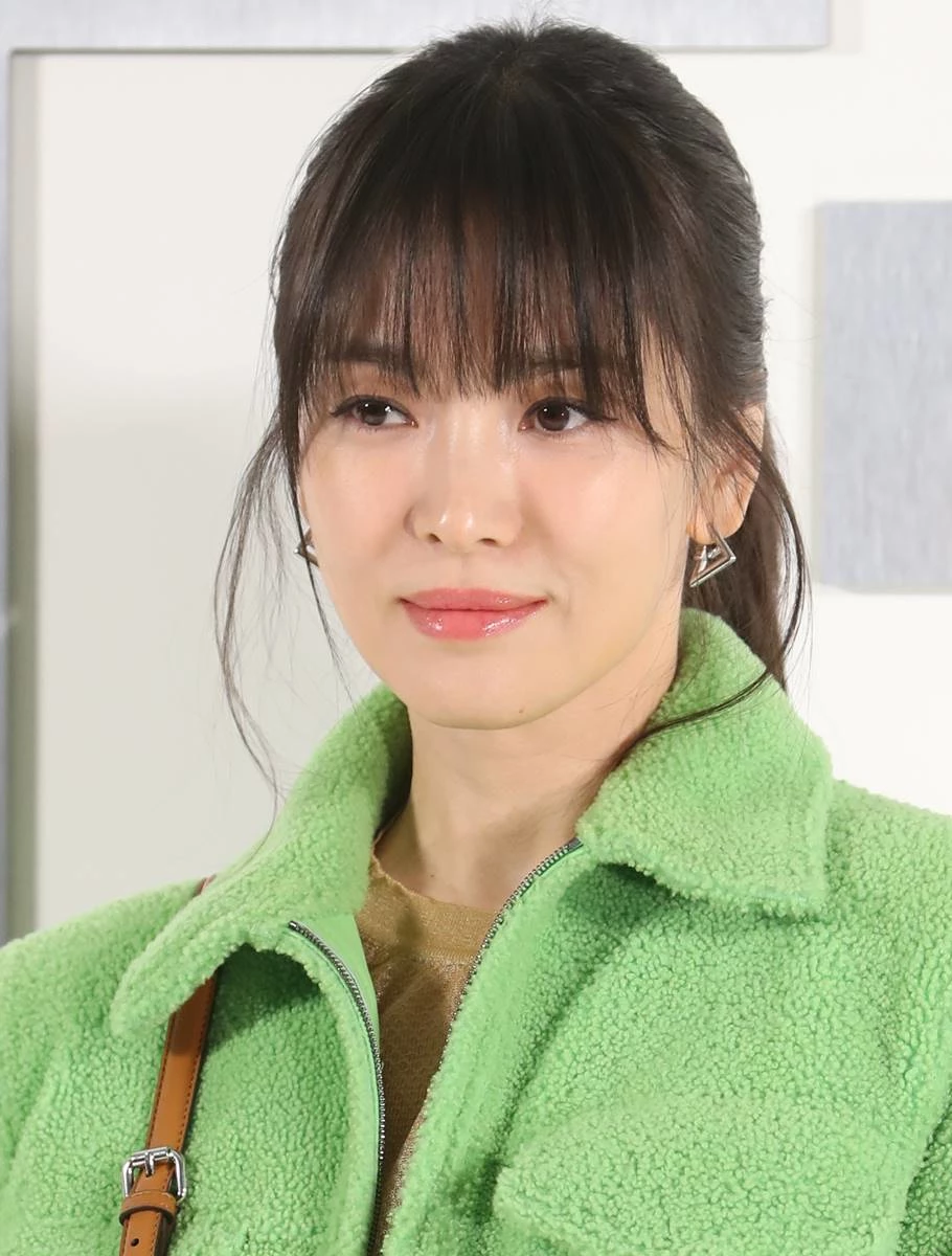 배우 송혜교가 8일 서울 동대문구 DDP 아트홀에서 열린 플래그십 부티크 팔라초 펜디(FENDI) 서울 오픈 기념 애프터 파티에서 포즈를 취하고 있다.