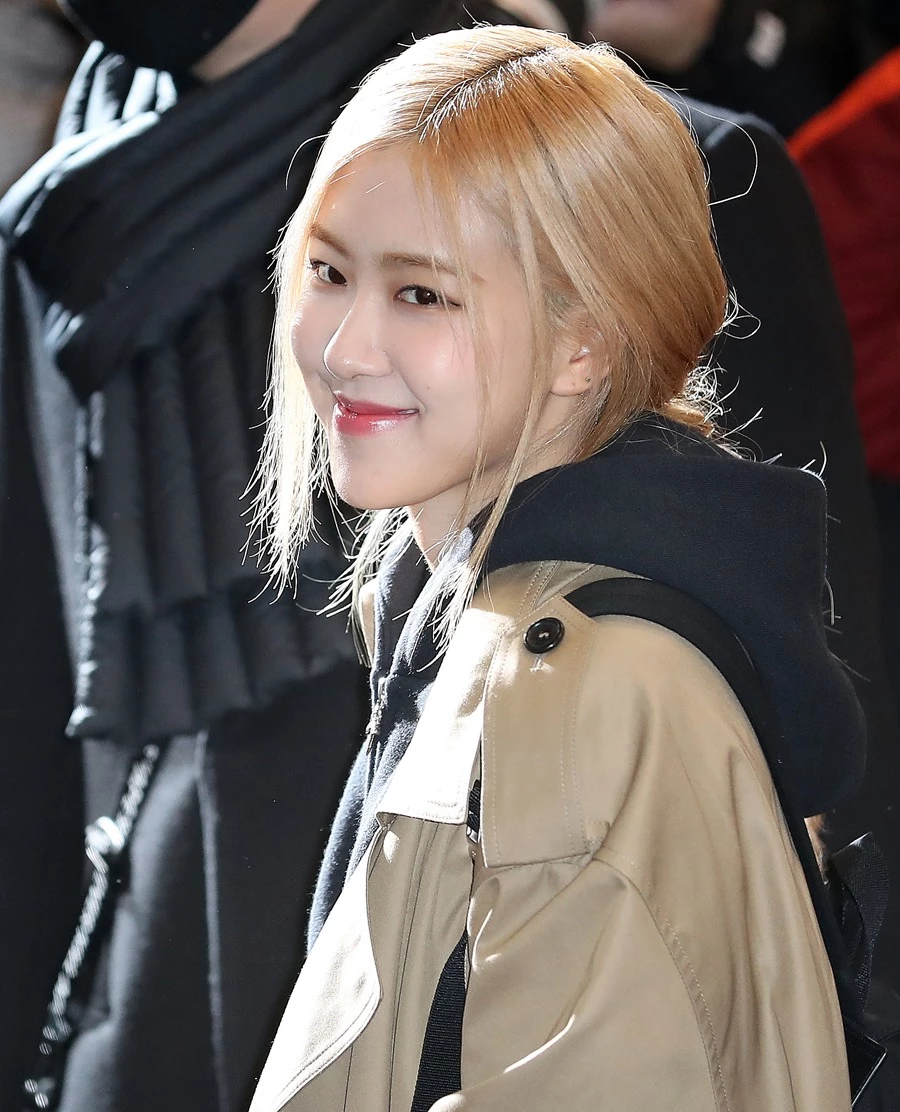 블랙핑크 로제가 해외 일정 차 2020년 1월 3일 오전 김포국제공항을 통해 일본 오사카로 출국하고 있다.